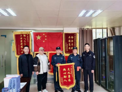 領(lǐng)威保安員李興萍、歐陽開?！耙娏x勇為”獲榮